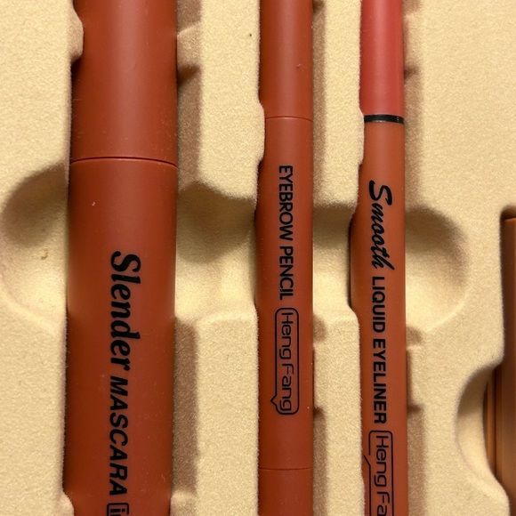 Brand new 11 piece Heng Fang makeup set in storage case - Picture 4 of 8